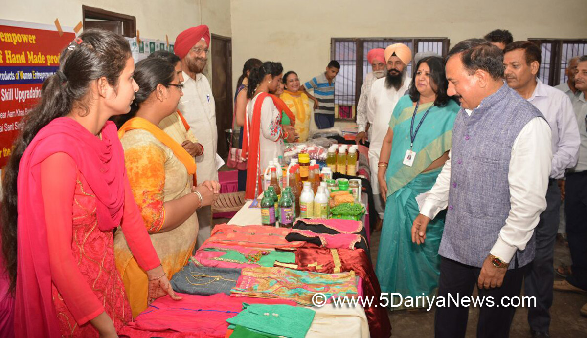 ਰਿਜਰਵ ਬੈਂਕ ਚੰਡੀਗੜ੍ਹ ਦੇ ਖੇਤਰੀ ਡਾਇਰੈਕਟਰ ਸ੍ਰੀ ਨਿਰਮਲ ਚੰਦ ਨੇ ਪਿੰਡ ਜੜੌਤ ਵਿਖੇ ਕਰਵਾਏ ਗਏ ਵਿੱਤੀ ਸਾਖਰਤਾ ਸੈਮੀਨਾਰ ਮੌਕੇ ਸੈਲਫ ਹੈਲਪ ਗਰੁੱਪਾਂ ਵੱਲੋਂ ਲਗਾਈ ਗਈ ਹੱਥੀ ਤਿਆਰ ਕੀਤੀਆਂ ਵਸਤਾਂ ਦੀ ਪ੍ਰਦਰਸ਼ਨੀ ਨੂੰ ਦੇਖਦੇ ਹੋਏ। ਉਨ੍ਹਾਂ ਨਾਲ ਐਲ.ਡੀ.ਐਮ. ਪੰਜਾਬ ਨੈਸ਼ਨਲ ਬੈਕ ਸ੍ਰੀ ਆਰ ਕੇ ਸੈਣੀ ਵੀ ਦਿਖਾਈ  ਦੇ ਰਹੇ ਹਨ। 