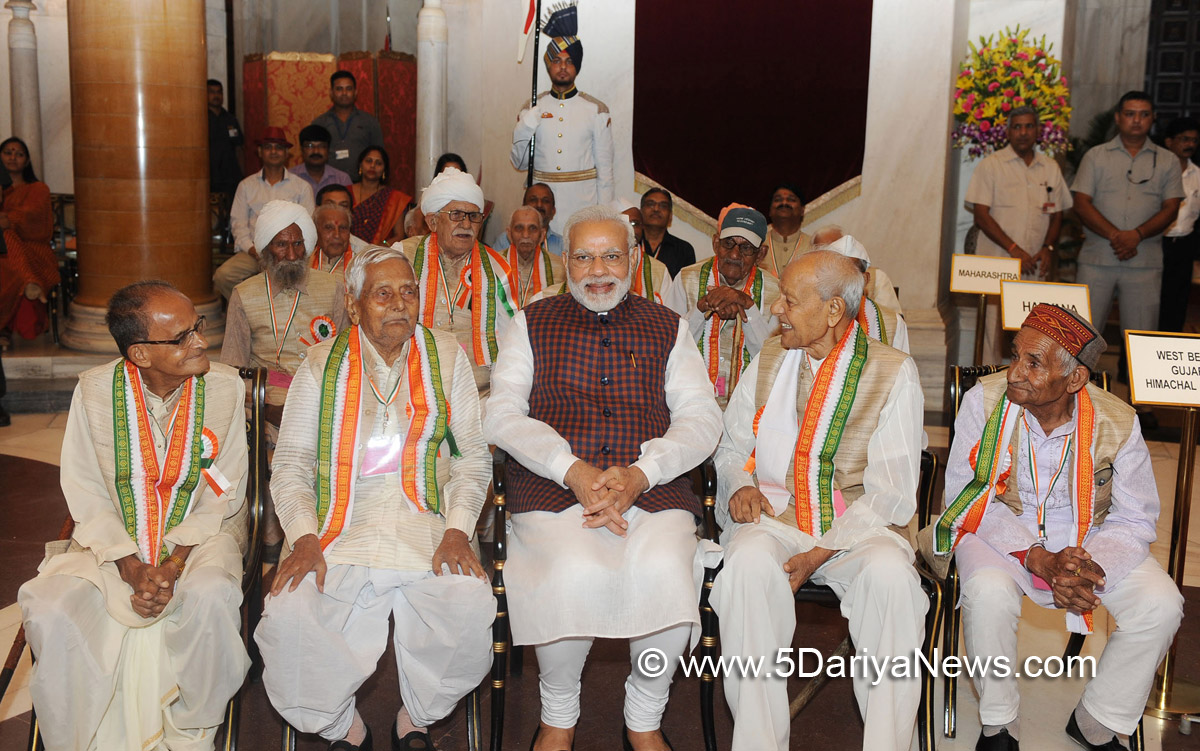  The Prime Minister, Shri Narendra Modi with the Freedom Fighters, during the ‘At Home’ function, hosted by the President, Shri Ram Nath Kovind, on the occasion of 75th Anniversary of the Quit India Movement, at Rashtrapati Bhavan, in New Delhi on August 09, 2017.