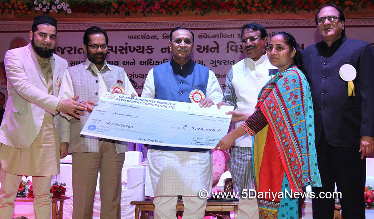 The Chief Minister of Gujarat, Shri Vijay Rupani and the Minister of State for Minority Affairs (Independent Charge) and Parliamentary Affairs, Shri Mukhtar Abbas Naqvi at the cheque distribution programme of GMDFC, at Gandhinagar, Gujarat on August 19, 2017.