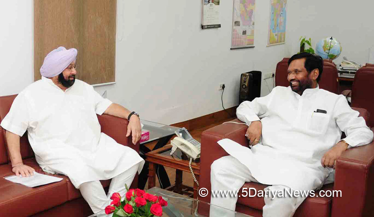  The Chief Minister of Punjab, Captain Amarinder Singh calling on the Union Minister for Consumer Affairs, Food and Public Distribution, Shri Ram Vilas Paswan, in New Delhi on August 22, 2017.