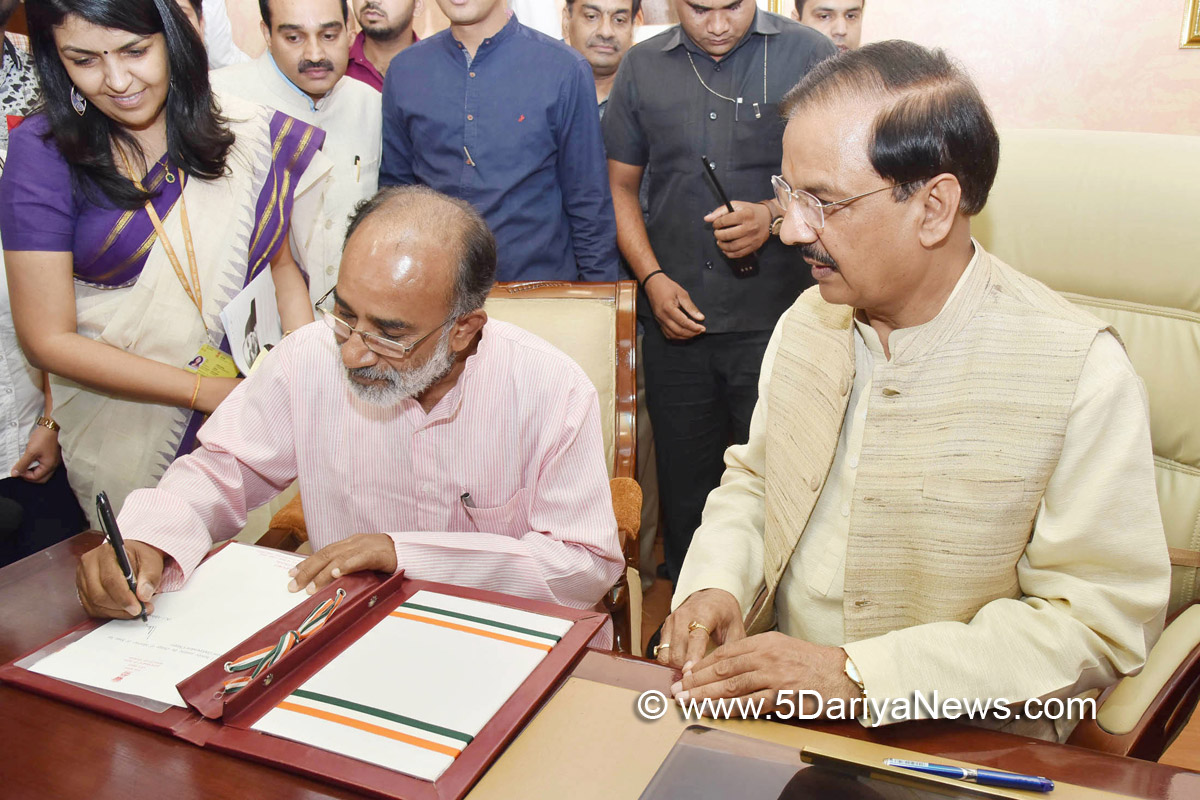 Shri Alphons Kannanthanam taking charge as the new Minister of State (Independent Charge) for Tourism, in the presence of the Minister of State for Culture (I/C) and Environment, Forest & Climate Change, Dr. Mahesh Sharma, in New Delhi on September 04, 2017.