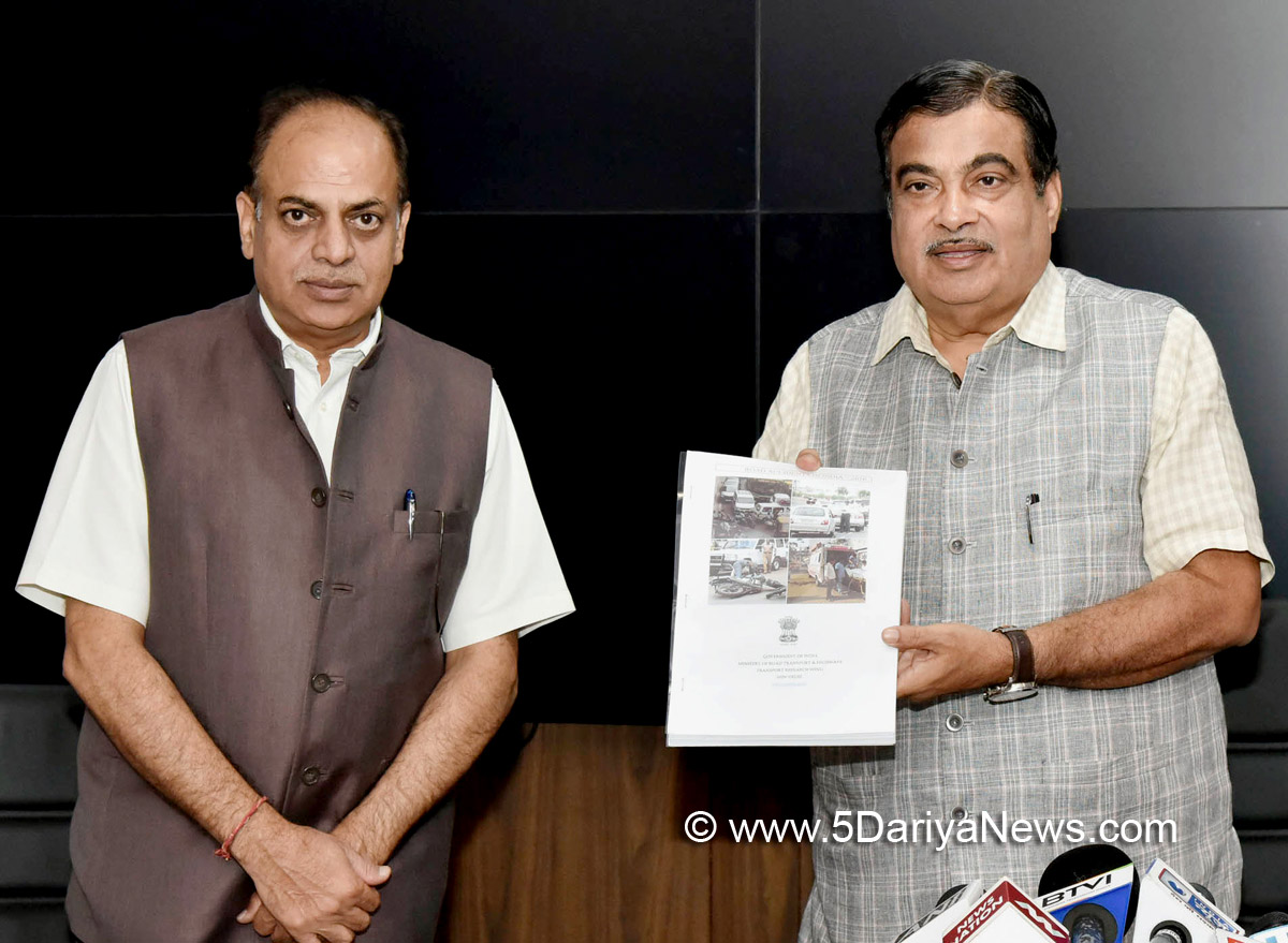 The Union Minister for Road Transport & Highways, Shipping and Water Resources, River Development and Ganga Rejuvenation, Shri Nitin Gadkari releasing a publication titled “Road Accidents in India-2016”, in New Delhi on September 06, 2017. 