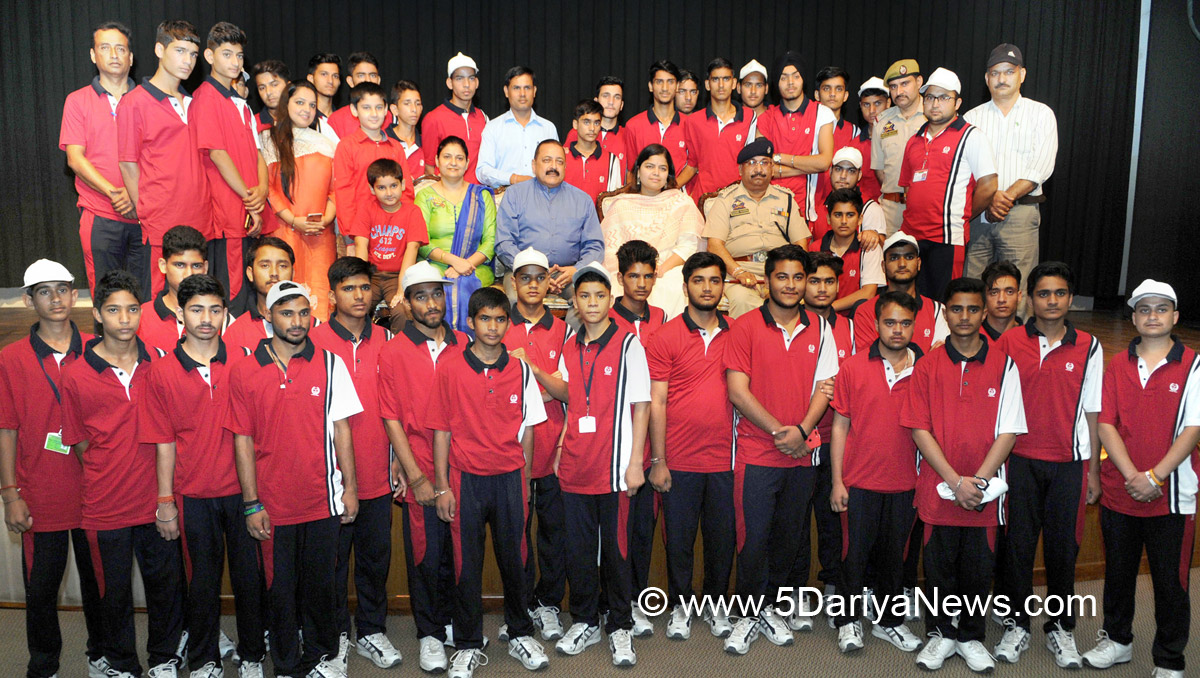 Dr. Jitendra Singh in a group photograph with the students from Jammu and Kashmir, in New Delhi on September 24, 2017.