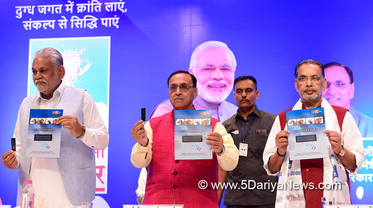 Radha Mohan Singh at the presentation of the NDDB Dairy Excellence Awards, on the occasion of the foundation day of National Dairy Development Board, at Anand, in Gujarat on September 26, 2017. The Chief Minister of Gujarat, Shri Vijay Rupani and the Minister of State for Agriculture & Farmers Welfare and Panchayati Raj, Shri Parshottam Rupala are also seen.