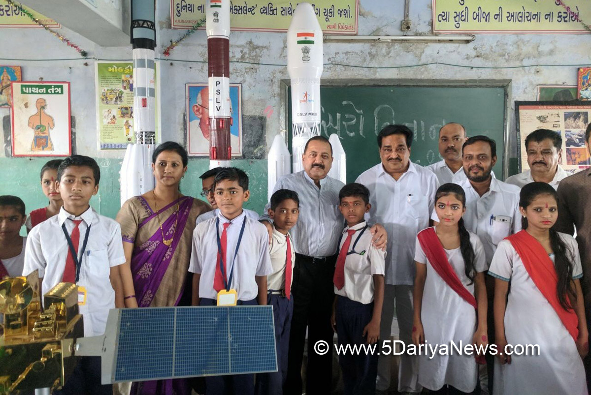 Dr. Jitendra Singh in a group photograph with the school children at the inauguration of the ISRO exhibition, at Surat, Gujarat on September 29, 2017.