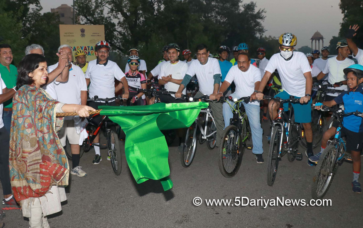 The Secretary, Ministry of Culture and Tourism, Smt. Rashmi Verma flagging off a “Cycle Rally” to create awareness about Tourism, Environment and Sustainability, at India Gate, in New Delhi on October 05, 2017.