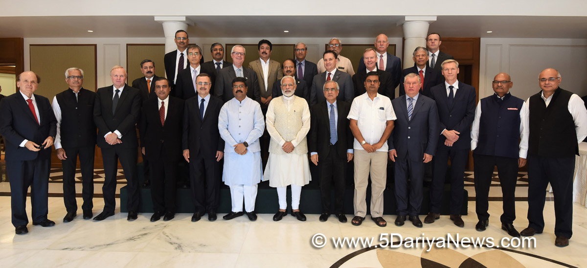 The Prime Minister, Shri Narendra Modi in a group photograph with the Oil and Gas CEOs and Experts from across the world, in New Delhi on October 09, 2017. The Union Minister for Petroleum & Natural Gas and Skill Development & Entrepreneurship, Shri Dharmendra Pradhan is also seen.