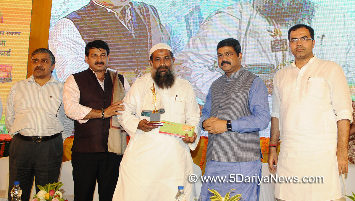 The Union Minister for Petroleum & Natural Gas and Skill Development & Entrepreneurship, Shri Dharmendra Pradhan at the launch of the IGL Smart Card, prepaid CNG cards for both retail and fleet customers, in New Delhi on October 11, 2017. The Members of Parliament (Lok Sabha), Shri Manoj Kumar Tiwari and Shri Pravesh Verma are also seen.
