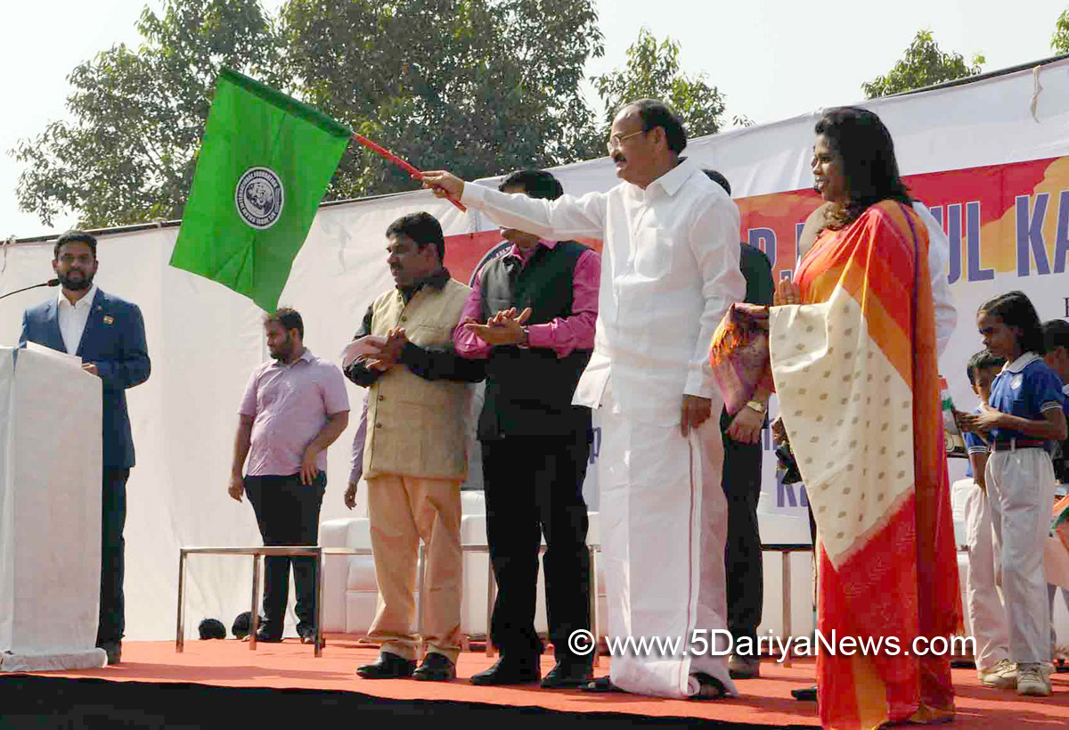 The Vice President, Shri M. Venkaiah Naidu flagging-off the Rally for ‘Clean and Green India’ as part of 86th birth anniversary celebrations of Dr. A.P.J. Abdul Kalam, in New Delhi on October 15, 2017.