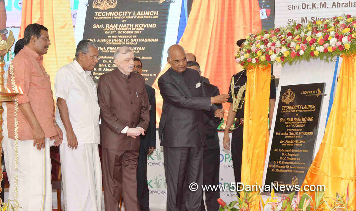 The President, Shri Ram Nath Kovind unveiling the plaque to lay the foundation stone of the First Government Building in Technocity, at Thiruvanthapuram, in Kerala on October 27, 2017. The Governor of Kerala, Justice (Retd.) Shri P. Sathasivam and the Chief Minister of Kerala, Shri Pinarayi Vijayan are also seen.