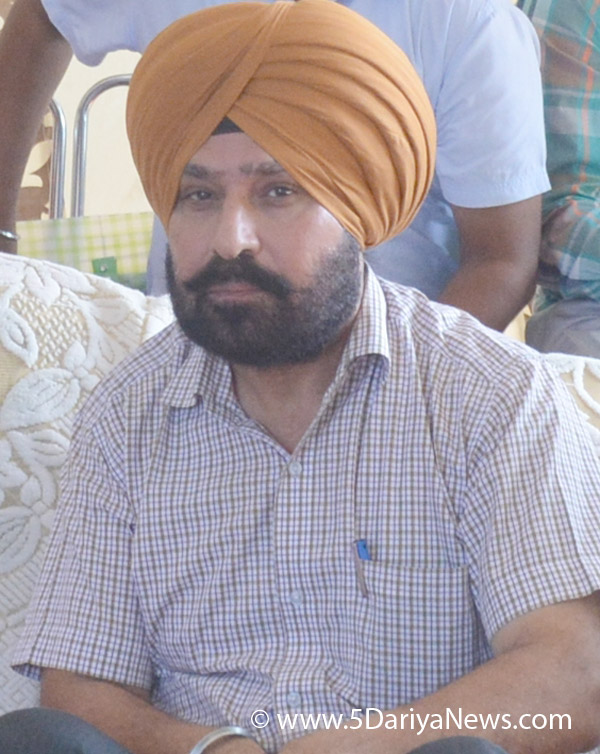ਮੁੱਖ ਖੇਤੀਬਾੜ੍ਹੀ ਅਫਸਰ ਪਰਮਿੰਦਰ ਸਿੰਘ ਜਿਲ੍ਹੇ ਦੇ ਕਿਸਾਨਾਂ  ਨੂੰ ਤਸਦੀਕ ਸੁਦਾ ਕਣਕ ਦੇ ਬੀਜ਼ ਸਬਸਿਡੀ ਤੇ ਦੇਣ ਸਬੰਧੀ ਜਾਣਕਾਰੀ ਦਿੰਦੇ ਹੋਏ। 