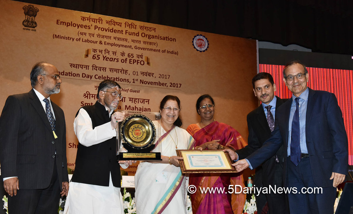 The Speaker, Lok Sabha, Smt. Sumitra Mahajan presenting the awards, at the celebration of 65th Foundation Day of Employees’ Provident Fund Organisation (EPFO), in New Delhi on November 01, 2017. The Minister of State for Labour and Employment (I/C), Shri Santosh Kumar Gangwar and the Secretary, Ministry of Labour & Employment, Smt. M. Sathiyavathy are also seen.