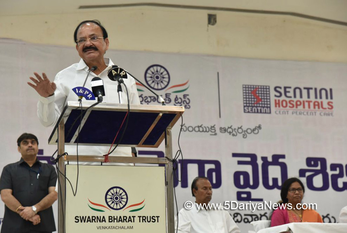 The Vice President, Shri M. Venkaiah Naidu addressing the gathering after inaugurating a Mega Health Camp, at Swarna Bharat Trust, in Vijayawada, Andhra Pradesh on November 05, 2017.