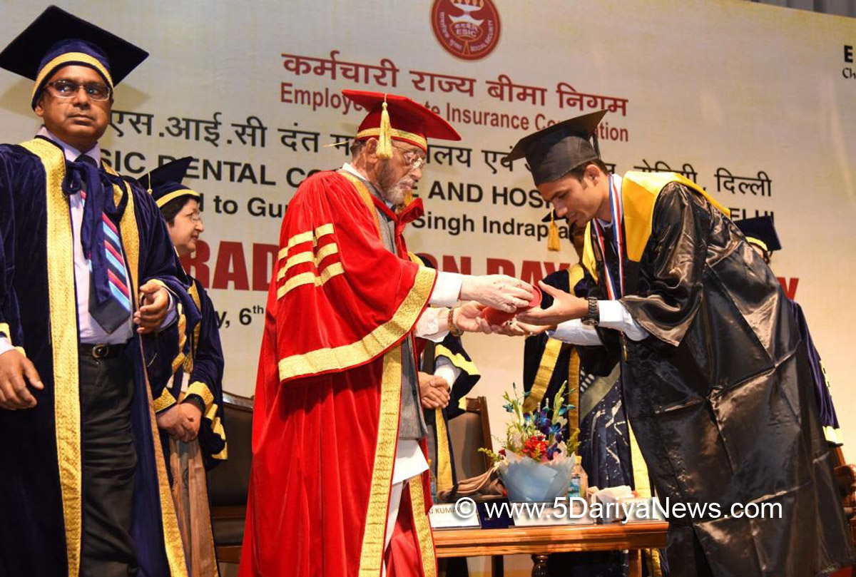 The Minister of State for Labour and Employment (I/C), Shri Santosh Kumar Gangwar awarding the degree to 2011-12 batch students of ESIC Dental College and Hostpital, at Rohini, Delhi on November 06, 2017.