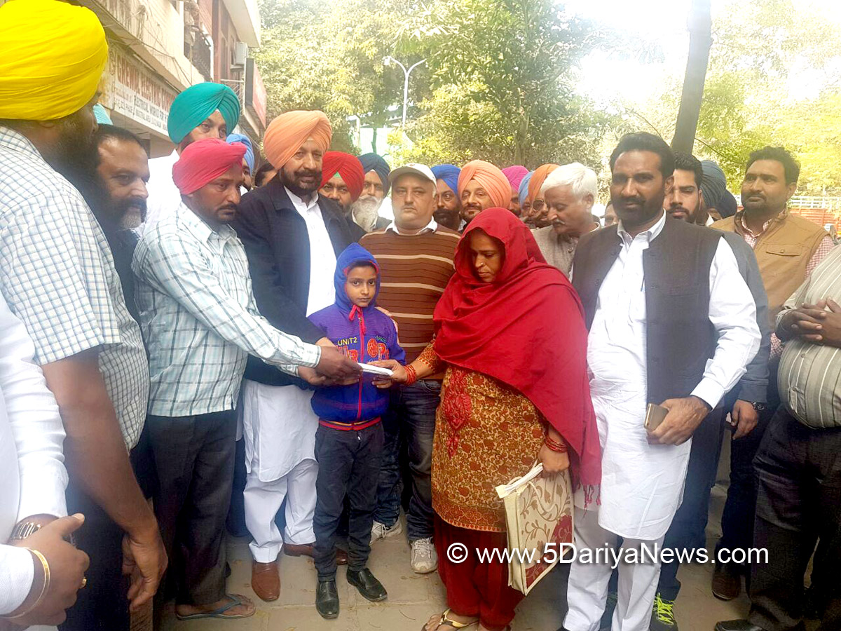 ਸਥਾਨਕ ਵਿਧਾਇਕ ਬਲਬੀਰ ਸਿੰਘ ਸਿੱਧੂ ਪਿੰਡ ਨਗਾਰੀ ਦੇ ਬੱਚੇ ਅਰਮਾਨ ਖਾਨ ਦੇ ਲੀਵਰ ਦੇ ਇਲਾਜ ਲਈ  ਬੱਚੇ ਦੇ ਮਾਪਿਆਂ ਨੂੰ 02 ਲੱਖ 35 ਹਜਾਰ ਰੁਪਏ ਦੀ ਰਾਸੀ ਦਾ ਚੈਕ ਦਿੰਦੇ ਹੋਏ