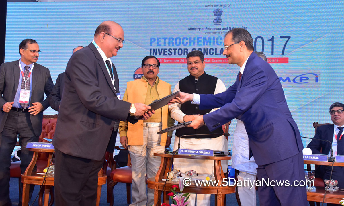 The Union Minister for Petroleum & Natural Gas and Skill Development & Entrepreneurship, Shri Dharmendra Pradhan witnessing the exchange of the MoU between MCPI and Indian Oil Corporation Ltd. to set up a Textile park in Odisha, during the Petrochemical Investors Conclave, at Bhubaneswar on November 16, 2017.