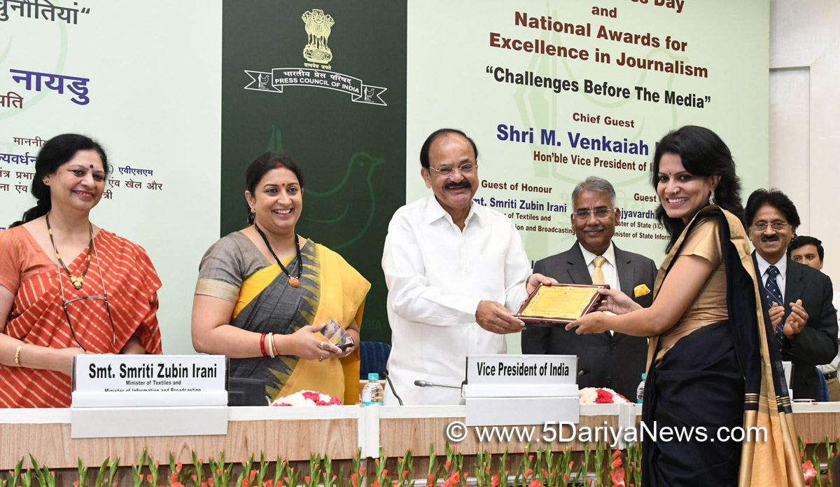 The Vice President, Shri M. Venkaiah Naidu giving away the National Awards for Excellence in Journalism, at the Valedictory of Golden Jubilee celebrations of the Press Council of India, on the occasion of the National Press Day, in New Delhi on November 16, 2017. The Union Minister for Textiles and Information & Broadcasting, Smt. Smriti Irani and other dignitaries are also seen.