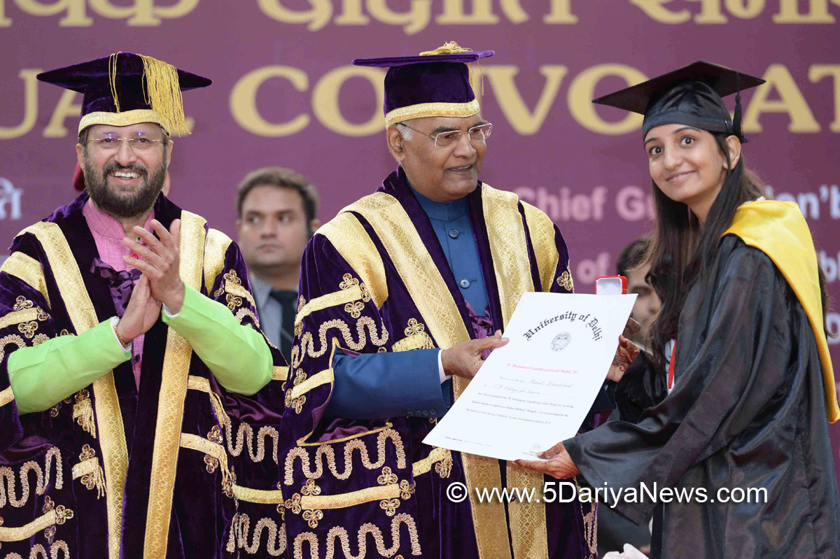 The President, Shri Ram Nath Kovind presenting the degree certificate to a Student, at the 94th Annual Convocation of the University of Delhi, in New Delhi on November 18, 2017. The Union Minister for Human Resource Development, Shri Prakash Javadekar is also seen.