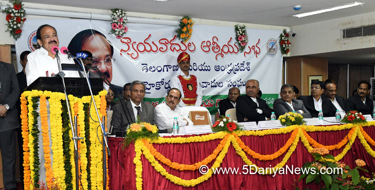 The Vice President, Shri M. Venkaiah Naidu addressing the Members from Advocates Associations of Andhra Pradesh & Telangana, in Hyderabad on November 20, 2017. The Acting Chief Justice of Andhra Pradesh & Telangana, Justice Ramesh Ranganathan, the Deputy Chief Minister of Telangana, Shri Mohammad Mahmood Ali and other dignitaries are also seen.