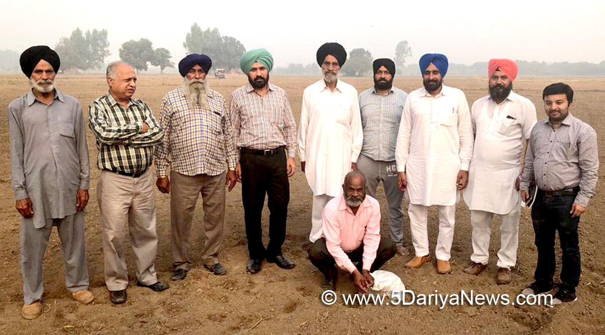 ਮੁੱਖ ਖੇਤੀਬਾੜ੍ਹੀ ਅਫਸਰ ਡਾ: ਪਰਮਿੰਦਰ ਸਿੰਘ ਪਿੰਡ ਰਾਏਪੁਰ ਖੁਰਦ ਦੇ ਕਿਸਾਨਾਂ ਦੇ ਖੇਤਾਂ ਵਿਚੋਂ ਮਿੱਟੀ ਦੀ ਪਰਖ ਲਈ ਸੈਂਪਲ ਇਕੱਤਰ ਕਰਨ ਦਾ ਜਾਇਜਾ ਲੈਂਦੇ ਹੋਏ