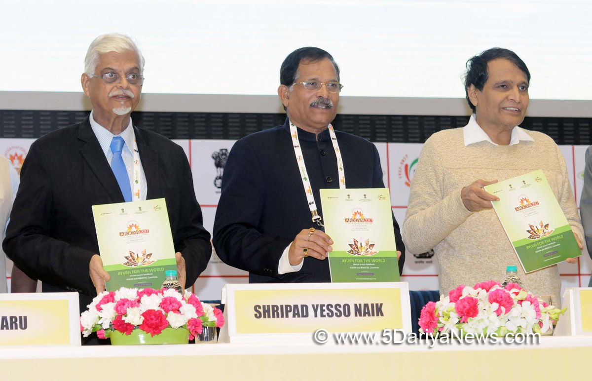 The Minister of State for AYUSH (Independent Charge), Shri Shripad Yesso Naik along with the Union Minister for Commerce & Industry, Shri Suresh Prabhakar Prabhu releasing the publication, at the inauguration of the National Level Arogya Fair, in New Delhi on December 04, 2017.