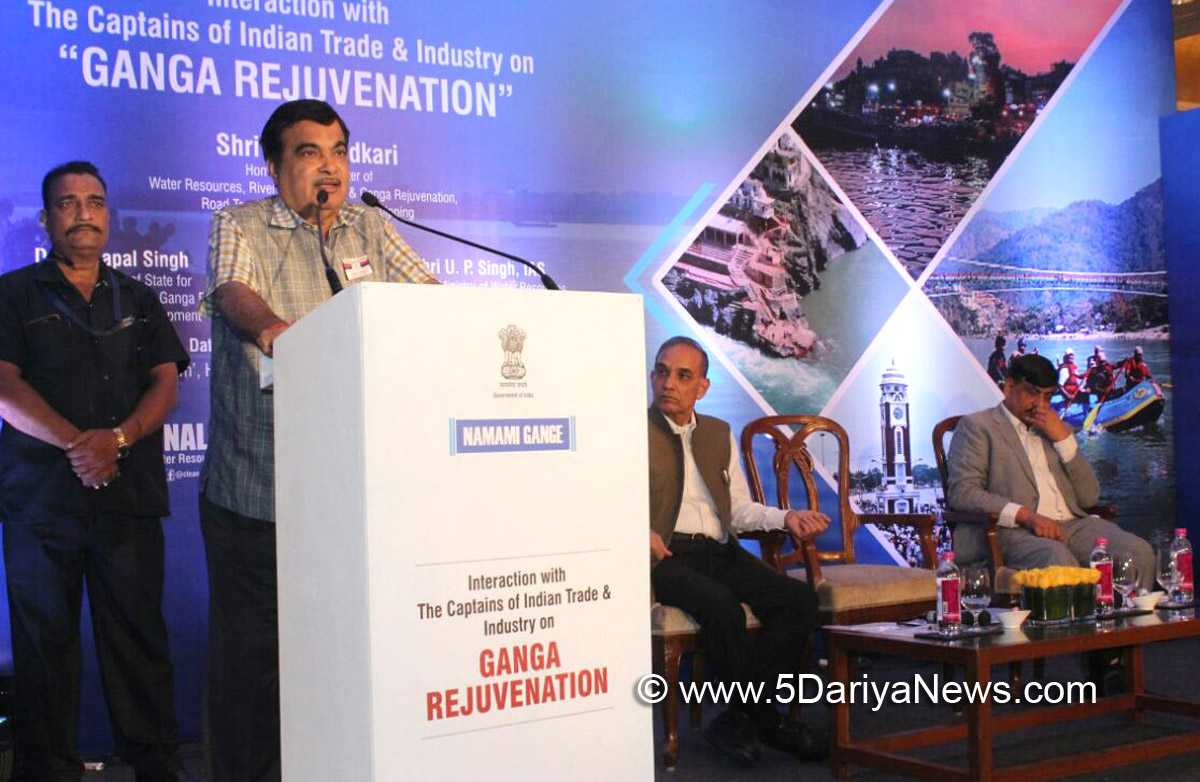 Nitin Gadkari interacting with the captains of Indian trade and industry on Ganga Rejuvenation, at Mumbai on December 07, 2017. 
