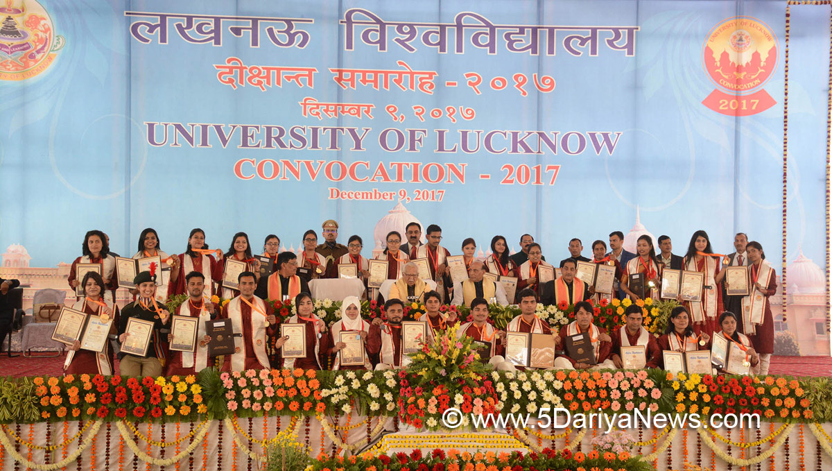 The Governor of Uttar Pradesh, Shri Ram Naik and the Union Home Minister, Shri Rajnath Singh in a group photograph with the awarded students, during the 60th Annual Convocation of the Lucknow University, in Lucknow on December 09, 2017.
