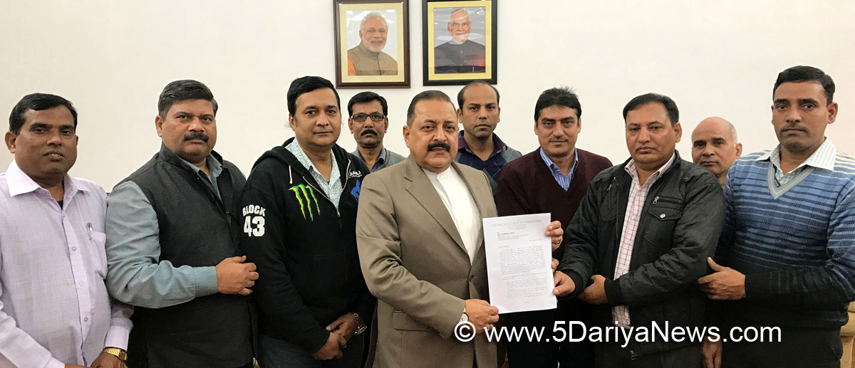 Dr. Jitendra Singh receiving a memorandum from a delegation of Central Secretariat employees, in New Delhi on December 11, 2017.