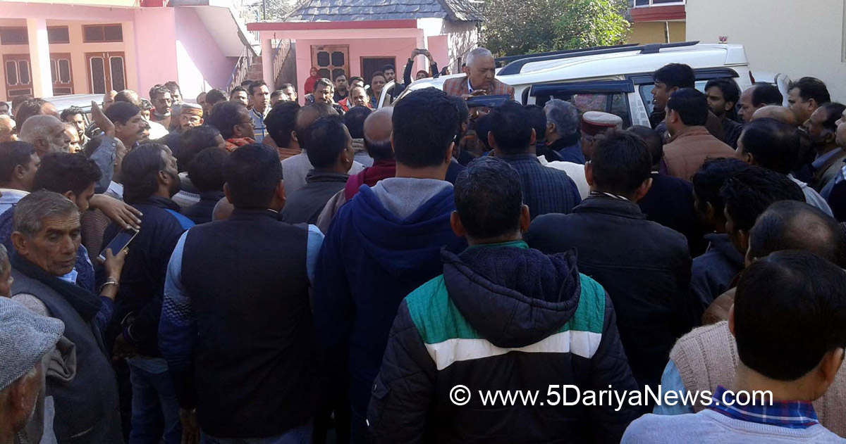 रमेश ध्वाला अपने समर्थकों को समझाते हुये 