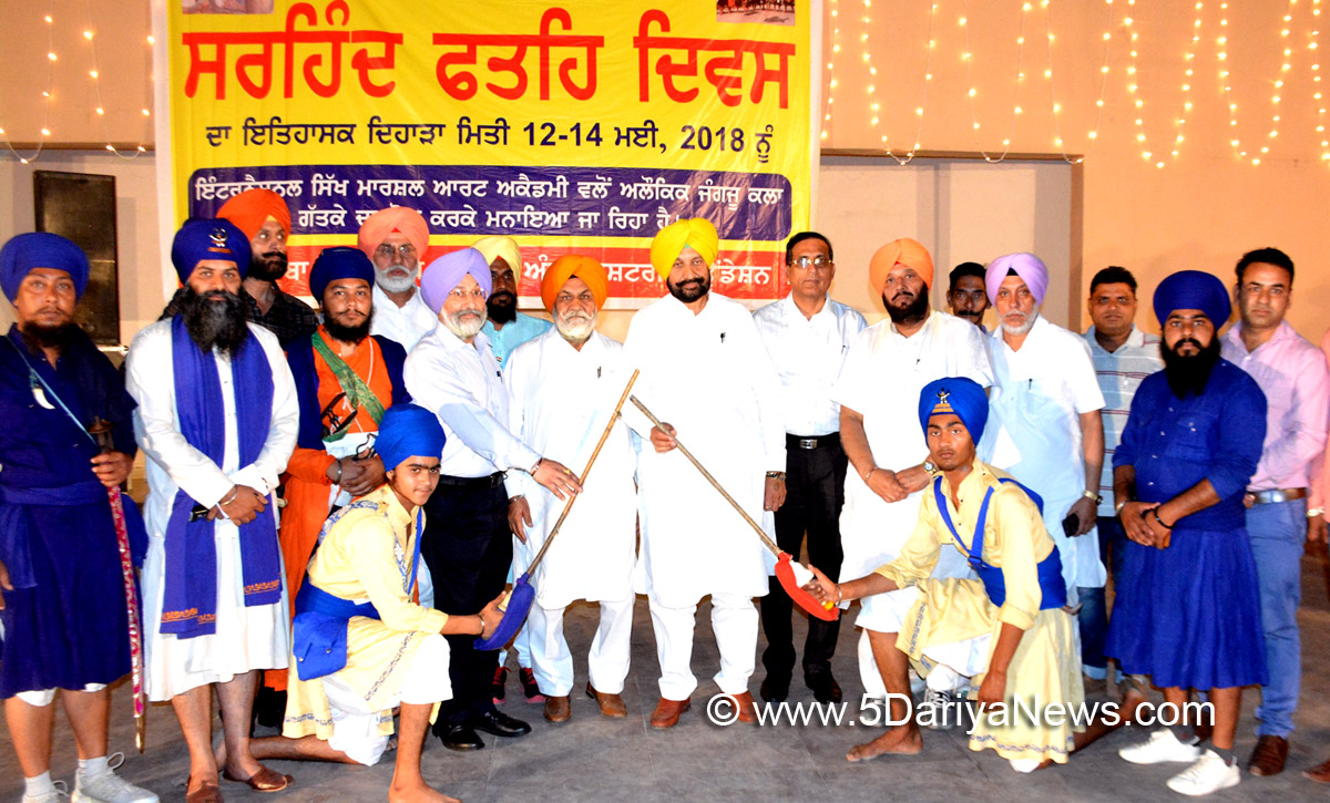 ਪਸ਼ੂ ਪਾਲਣ ਤੇ ਡੇਅਰੀ ਵਿਕਾਸ ਮੰਤਰੀ, ਪੰਜਾਬ ਬਲਬੀਰ ਸਿੰਘ ਸਿੱਧੂ ਚੱਪੜਚਿੜੀ ਸਥਿਤ ਬਾਬਾ ਬੰਦਾ ਸਿੰਘ ਬਹਾਦਰ ਜੰਗੀ ਯਾਦਗਾਰ ਵਿਖੇ ਫਤਿਹ ਦਿਵਸ ਸਬੰਧੀ ਕਰਵਾਏ ਸਮਾਗਮ ਦੌਰਾਨ ਮਾਰਸ਼ਲ ਆਰਟ ਗੱਤਕੇ ਦੀ ਸ਼ੁਰੂਆਤ ਕਰਵਾਉਂਦੇ ਹੋਏ।
