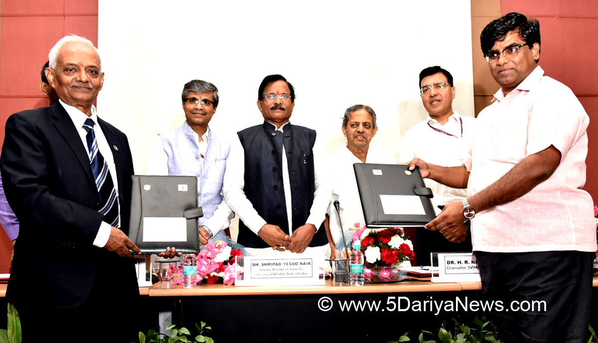 Shripad Yesso Naik witnessing the signing of an MoU between Morarji Desai National Institute of Yoga and Amity University to open a study - cum research centre at Amity University, at the inauguration of the National Health Editors’ Conference on Yoga, in New Delhi on June 05, 2018.