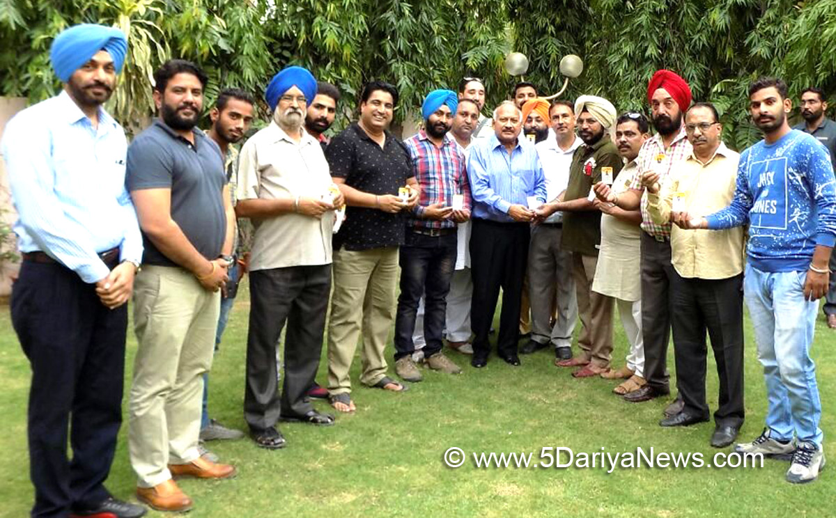 ਕੈਬਨਿਟ ਮੰਤਰੀ ਬ੍ਰਹਮ ਮਹਿੰਦਰਾ ਮੀਡੀਆ ਵੈੱਲਫੇਅਰ ਐਸੋਸੀਏਸ਼ਨ ਦੇ ਸ਼ਨਾਖ਼ਤੀ ਕਾਰਡ ਜਾਰੀ ਕਰਦੇ ਹੋਏ। 