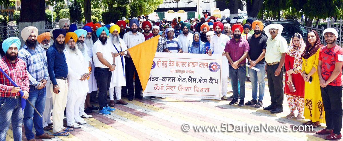 ਨਸ਼ਿਆਂ ਵਿਰੁੱਧ ਜਾਗਰੂਕਤਾ ਰੈਲੀ ਨੂੰ ਰਵਾਨਾ ਕਰਦੇ ਹੋਏ ਸਿੰਘ ਸਾਹਿਬ ਗਿਆਨੀ ਰਘਬੀਰ ਸਿੰਘ।
