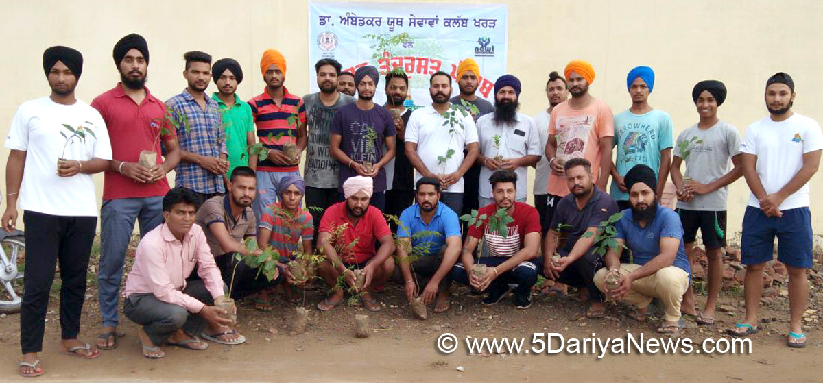 ਪਿੰਡ ਸਹੌੜਾ ਵਿਖੇ ਬੂਟੇ ਲਗਾਉਣ ਮੌਕੇ ਖਰੜ  ਬਲਾਕ ਦੇ ਉਪ-ਪ੍ਰਧਾਨ ਡਾ. ਰਘੁਬੀਰ ਸਿੰਘ ਬੰਗੜ ਅਤੇ ਹੋਰ ਯੂਥ ਮੈਂਬਰ। 