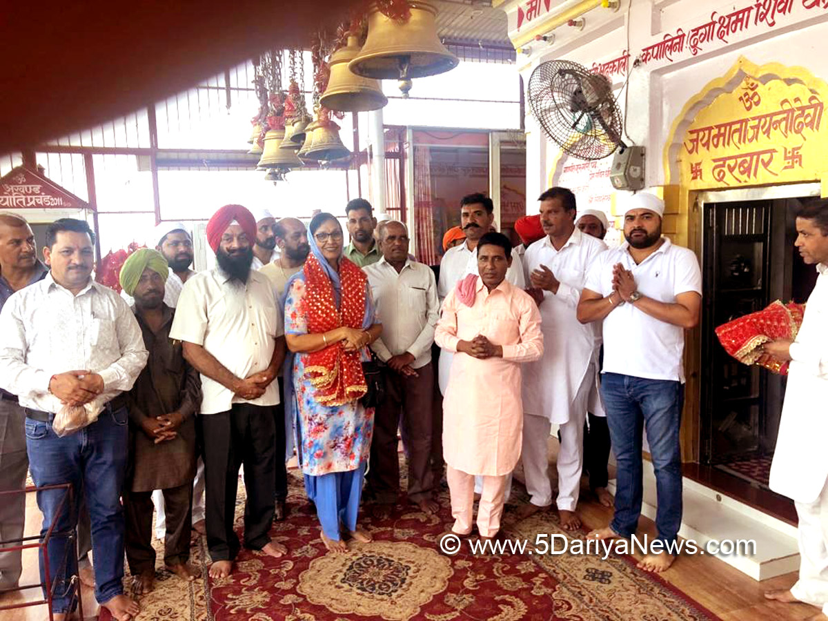 मैडम गरचा जयंती माजरा मंदिर में आशीर्वाद ले हल्के में विचरने का रप्रण लेती हुए। 
