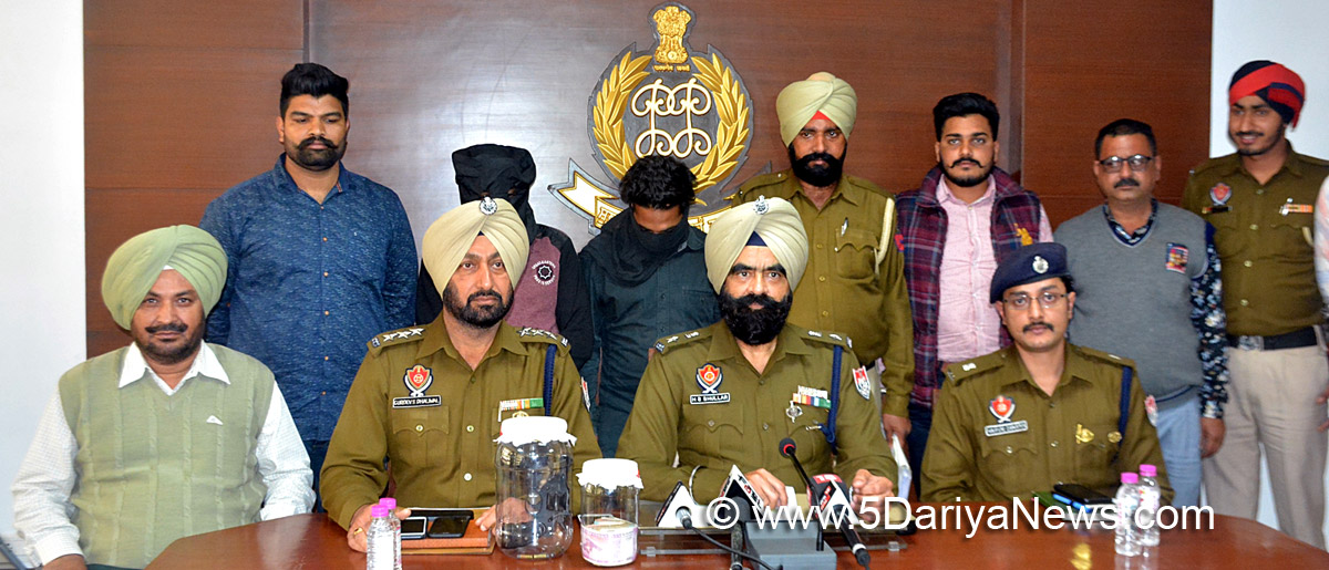 ਜਿਲ੍ਹਾ ਪੁਲਿਸ ਮੁਖੀ ਹਰਚਰਨ ਸਿੰਘ ਭੁੱਲਰ, ਲੁੱਟਾਂ-ਖੋਹਾਂ ਦੀਆਂ ਵਾਰਦਾਤਾਂ ਵਿੱਚ ਸ਼ਾਮਲ 2 ਮੁਲਜ਼ਮਾਂ ਨੂੰ ਗ੍ਰਿਫਤਾਰ ਕਰਨ ਅਤੇ ਕੀਤੀ ਬਰਾਮਦਗੀ ਬਾਰੇ ਜਾਣਕਾਰੀ ਦਿੰਦੇ ਹੋਏ। 