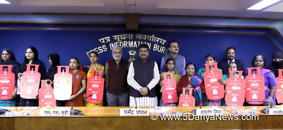 Dharmendra Pradhan hands over 7Croreth LPG connection under PMUY, Milestone reached in just 34 months