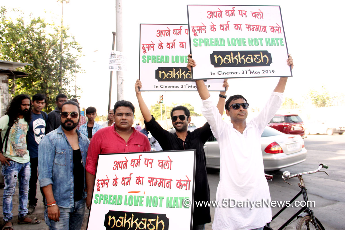 Star-cast of Nakkash uses the Cycles to spread love and peace through the Mumbai teeming thoroughfares