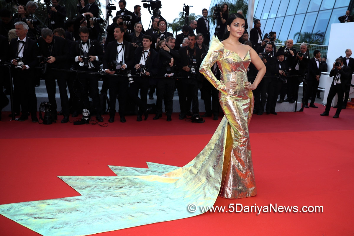 Aishwarya Rai Bachchan turns into golden mermaid at Cannes