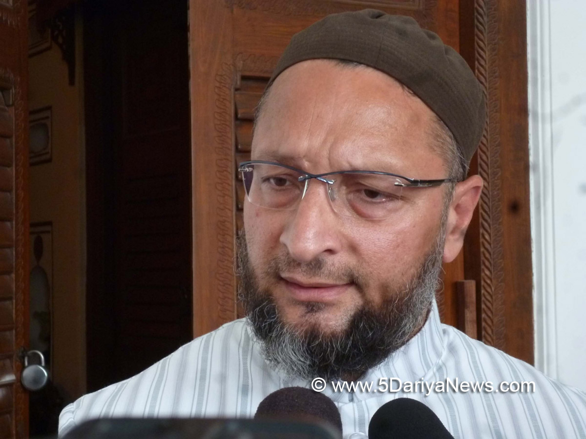 AIMIM President Asaduddin Owaisi on Sunday said that Prime Minister Narendra Modi was only paying lip service by saying minorities live in fear as he and his party BJP had been "practicing hypocrisy" for five years.A day after the Prime Minister stated that minorities live in fear and called for removing it, Owaisi said Modi was not giving a message but "stood exposed with the hypocrisy and contradictions".If Modi stops gangs which are killing and beating Mus