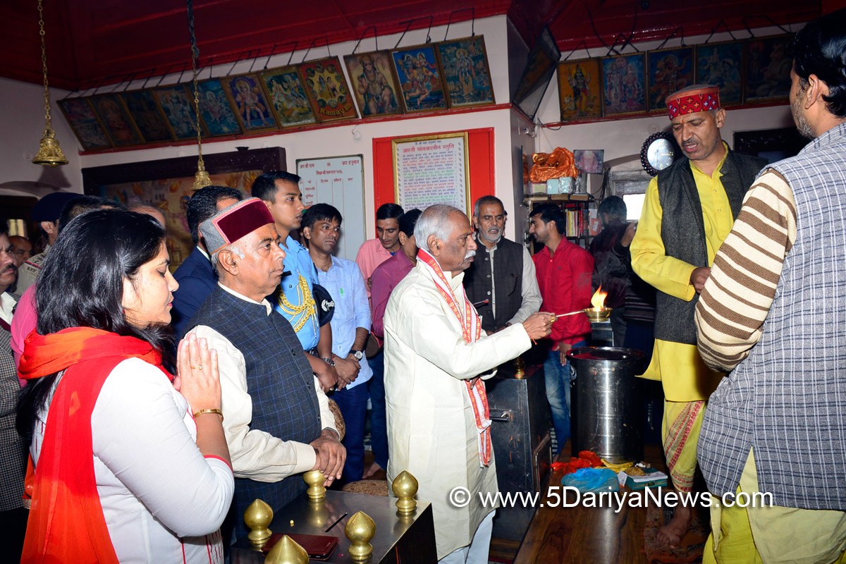 Governor pays obeisance at Jakhu Temple