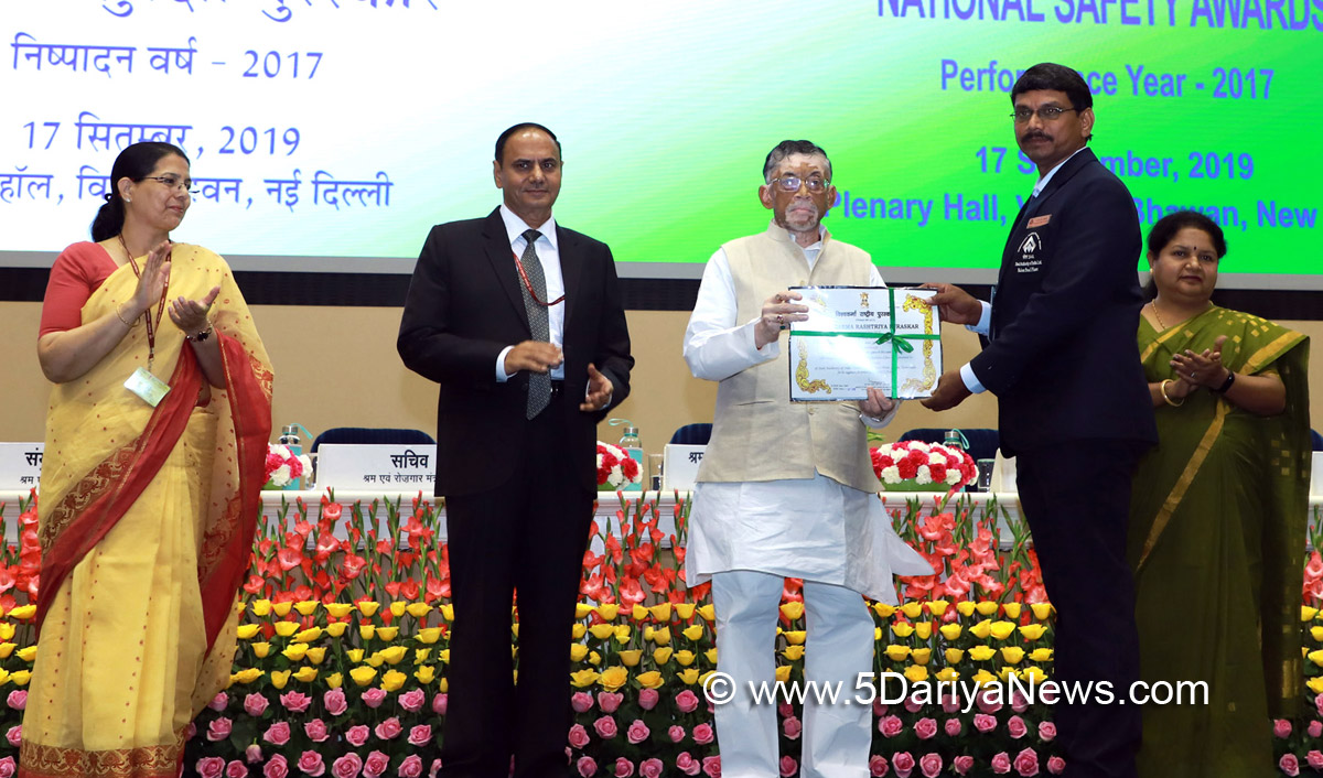 Santosh Kumar Gangwar Gives Away Vishwakarma Rashtriya Puraskar and National Safety Awards