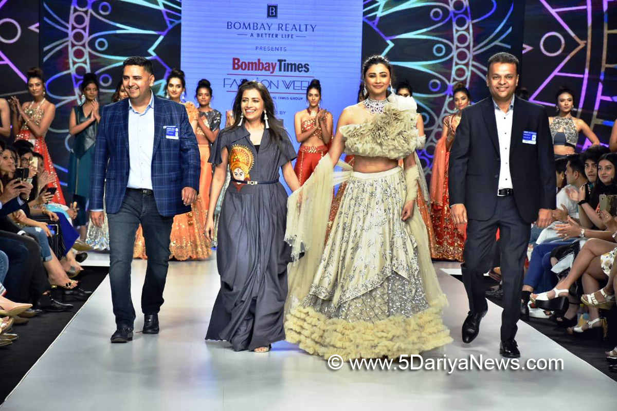 Daisy Shah Turns Show Stopper For Designer Pallavi Goyal At Bombay Times Fashion Week*