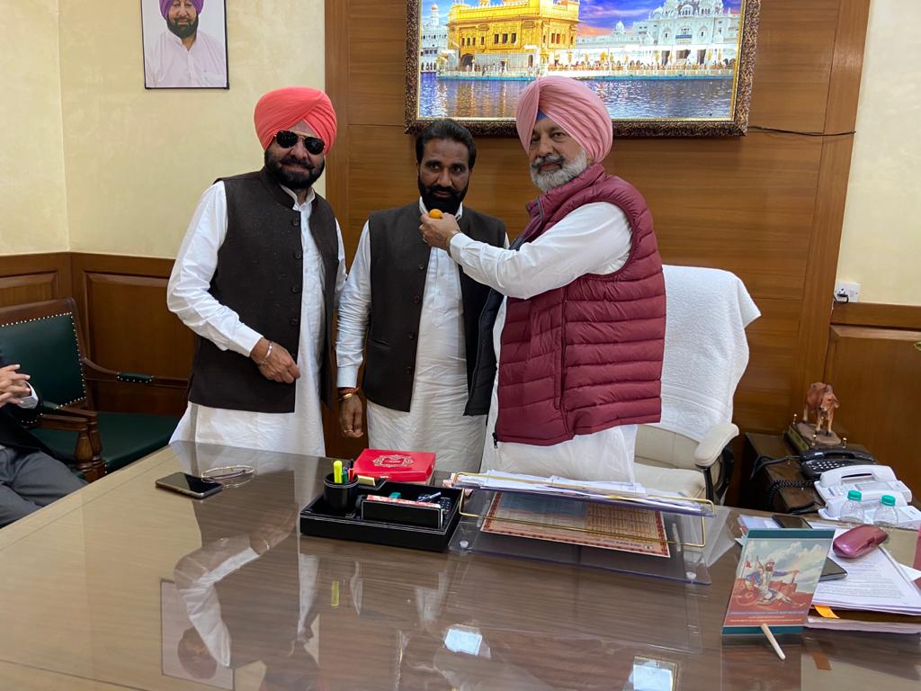 ਕੈਬਨਿਟ ਮੰਤਰੀ ਬਲਬੀਰ ਸਿੰਘ ਸਿੱਧੂ ਖਰੜ ਮਾਰਕੀਟ ਕਮੇਟੀ ਦੇ ਨਵ ਨਿਯੁਕਤ ਚੇਅਰਮੈਨ ਹਰਕੇਸ਼ ਚੰਦ ਸ਼ਰਮਾ ਮੱਛਲੀ ਕਲਾਂ ਦਾ ਮੂੰਹ ਮਿੱਠਾ ਕਰਾਉਂਦੇ ਹੋਏ।