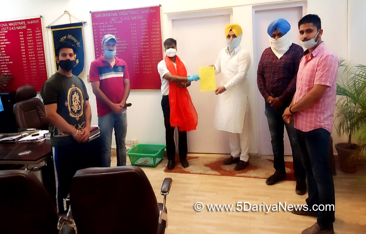  ਯੂਥ ਕਾਂਗਰਸ ਹਲਕਾ ਖਰੜ ਦੇ  ਪ੍ਧਾਨ ਰਾਜਵੀਰ ਸਿੰਘ ਰਾਜੀ  ਐਸ.ਡੀ.ਐਮ ਖਰੜ ਹਿਮਾਂਸ਼ੂ ਜੈਨ ਨੂੰ ਸਨਮਾਨਿਤ ਕਰਦੇ ਹੋਏ  