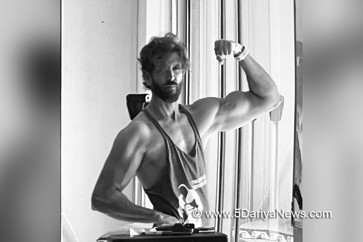Hrithik Roshan flaunts his beefed-up biceps,pic goes viral