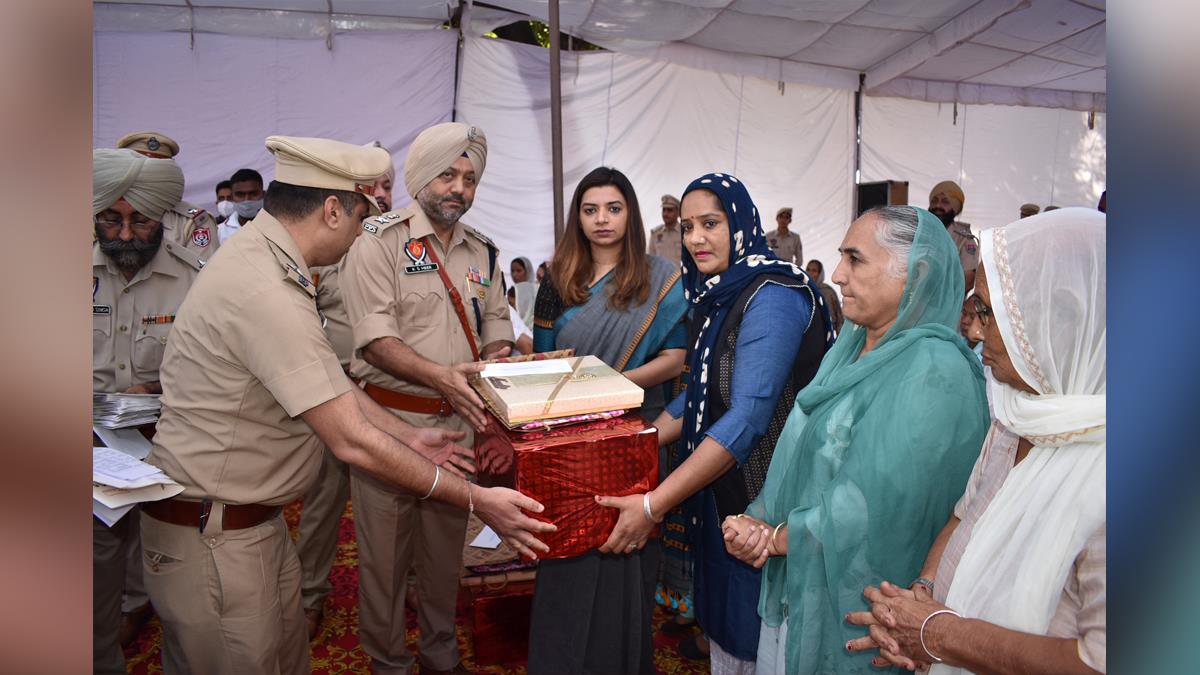DC Hoshiarpur, Deputy Commissioner Hoshiarpur, Apneet Riyait, Hoshiarpur, Police Commemoration Day