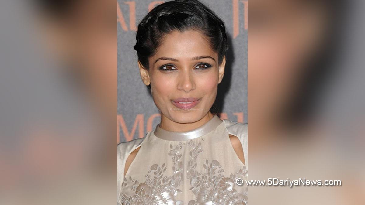 Hollywood, Los Angeles, Actress, Heroine, Freida Pinto, A Christmas Number One