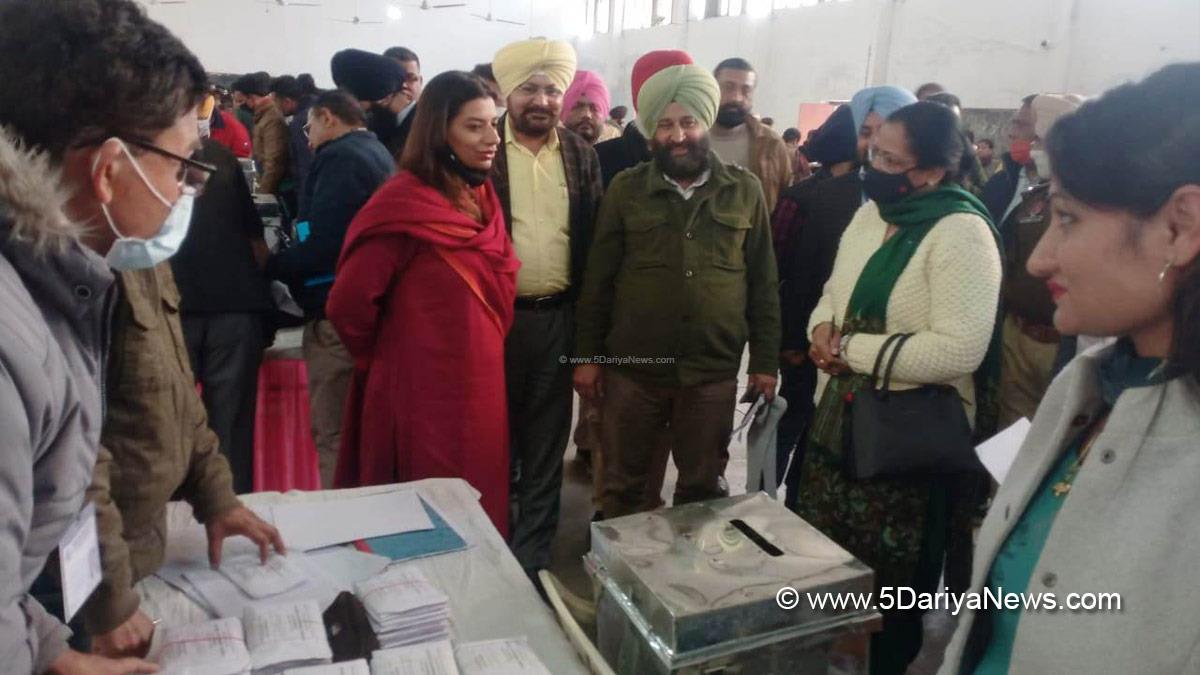 DC Hoshiarpur, Deputy Commissioner Hoshiarpur, Apneet Riyait, Hoshiarpur