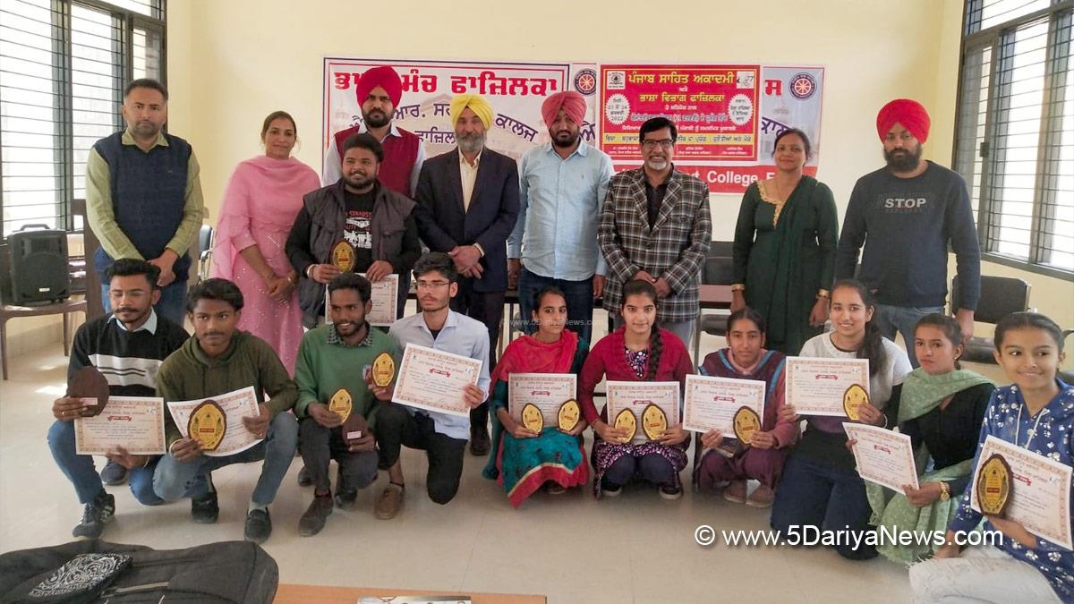 ਕੌਮਾਂਤਰੀ ਮਾਤ ਭਾਸ਼ਾ ਦਿਵਸ ਦੇ ਸਬੰਧ ਵਿੱਚ ਭਾਸ਼ਾ ਵਿਭਾਗ ਫਾਜ਼ਿਲਕਾ ਵੱਲੋਂ ਪੰਜਾਬ ਸਾਹਿਤ ਅਕਾਦਮੀ ਦੇ ਸਹਿਯੋਗ ਨਾਲ 1 ਫਰਵਰੀ ਤੋਂ 26 ਫਰਵਰੀ ਤੱਕ ਵਿਦਿਆਰਥੀਆਂ ਵਿੱਚ ਮਾਤ ਭਾਸ਼ਾ ਅਤੇ ਸਾਹਿਤਕ ਰੁਚੀਆਂ ਨੂੰ ਉਤਸ਼ਾਹਿਤ ਕਰਨ ਦੇ ਉਦੇਸ਼ ਨਾਲ ਵੱਖ ਵੱਖ ਵਿੱਦਿਅਕ ਅਦਾਰਿਆਂ ਵਿੱਚ  ਸਿਰਜਨਾਤਮਕ ਮੁਕਾਬਲੇ ਕਰਵਾਏ ਗਏ। ਇਹ ਜਾਣਕਾਰੀ ਜ਼ਿਲ੍ਹਾ ਭਾਸ਼ਾ ਅਫ਼ਸਰ ਸ੍ਰੀ ਭੁਪਿੰਦਰ ਉਤਰੇਜਾ ਨੇ ਦਿੱਤੀ। ਜ਼ਿਲ੍ਹਾ ਭਾਸ਼ਾ ਅਫ਼ਸਰ ਨੇ ਦੱਸਿਆ ਕਿ ਨੈਸ਼ਨਲ ਡਿਗਰੀ ਕਾਲਜ ਚਵਾੜਿਆਂ ਵਾਲੀ ਵਿਖੇ ਬੋਲ ਲਿਖਤ, ਭਾਸ਼ਣ ਮੁਕਾਬਲੇ ਅਤੇ ਪ੍ਰਸ਼ਨੋਤਰੀ ਮੁਕਾਬਲੇ  ਪ੍ਰਿੰਸੀਪਲ ਡਾ. ਰਚਨਾ ਮਹਿਰੋਕ ਦੀ ਯੋਗ ਅਗਵਾਈ ਵਿਚ ਕਾਲਜ ਸਟਾਫ ਪ੍ਰੋ ਸਵਿਤਾ, ਹਰਵਿੰਦਰ ਅਤੇ ਮਨਪ੍
